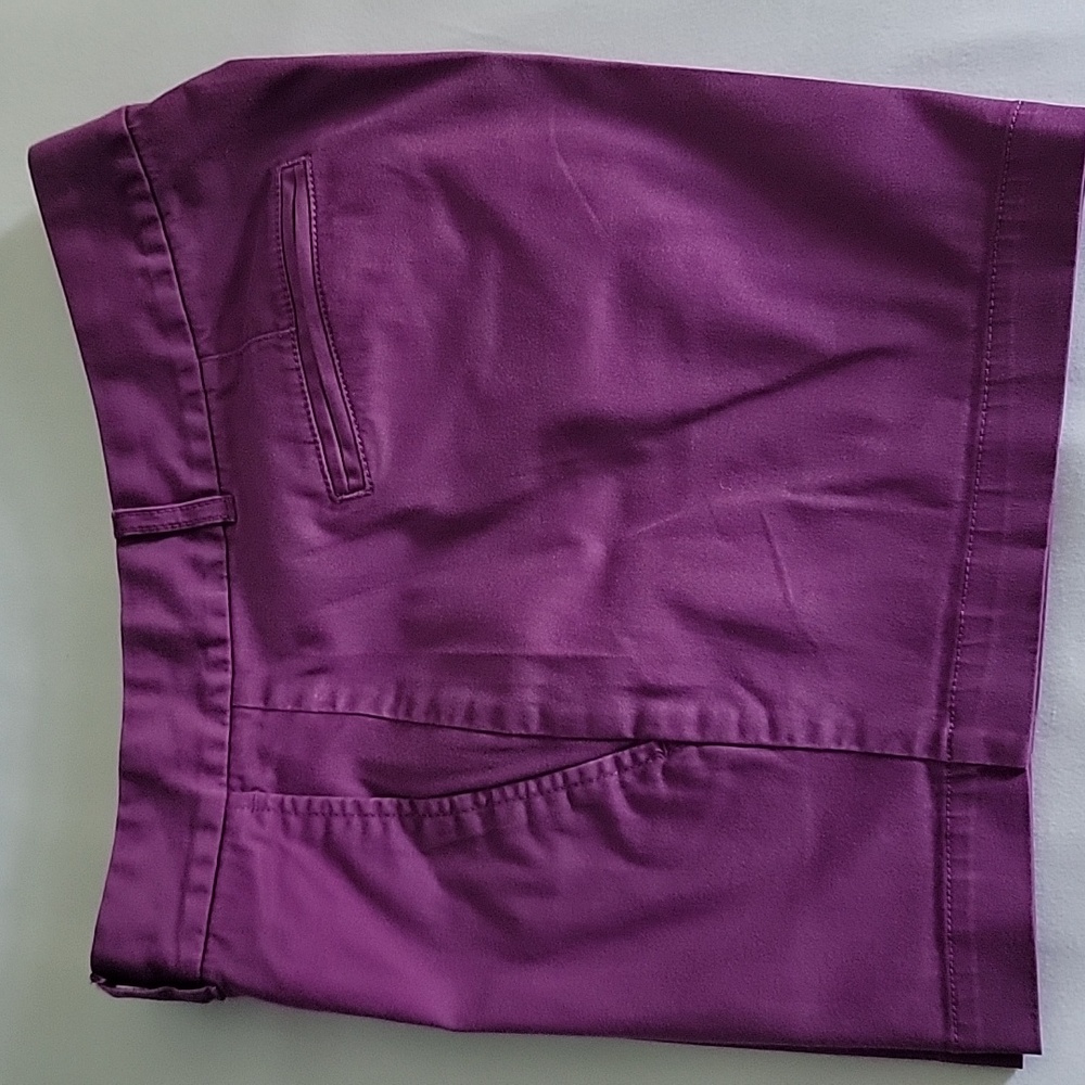 Womens Banana Republic Shorts size 10, purple excellent condition, stretch 5"